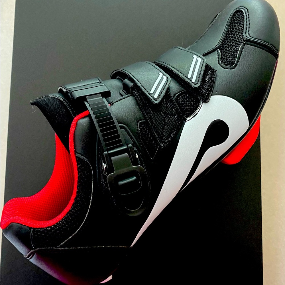 Used pair Peloton cycling shoes (delta clips included) Size 40 (mens 7 womens 9)